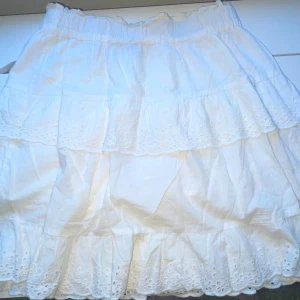 Vit volangkjol från Pieces - Supersöt vit kortkjol från Pieces med volanger, Kjolen har resår i midjan, säljer då den inte kommer till användning mer🥰🥰