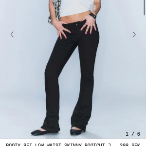 Svarta Cheap Monday jeans - Säljer ett par svarta jeans från Cheap Monday med låg midja och bootcut-snitt. Jeansen har en tight passform upptill och släpper ut vid anklarna. Säljer pga att de är för korta❤️ jag är osäker på storleken men de är i 27 eller 28 waist