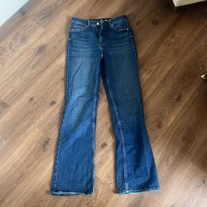 Jeans  - Klassiska blå  jeans med bootcut passform, normal midja och är tillverkade i slitstarkt denim. Perfekta för dig som gillar en tidlös look med lite utsvängda ben.