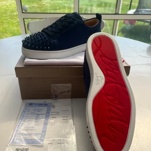 Christian Louboutins skor - Säljer dessa unika loubsen nästintill nyskick för ett riktigt bra pris🤩 allt som syns på bilderna kommer med, om du har några frågor så är jag villig att svara🙌🏻