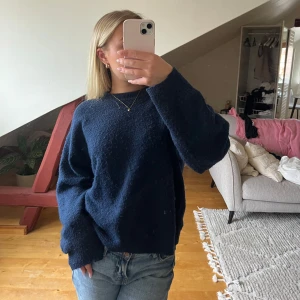 Mörkblå stickad tröja  - Mörkblå stickad tröja! 