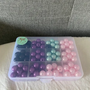 Pärlor - Stora pärlor i 4 olika färger, burken medföljer
