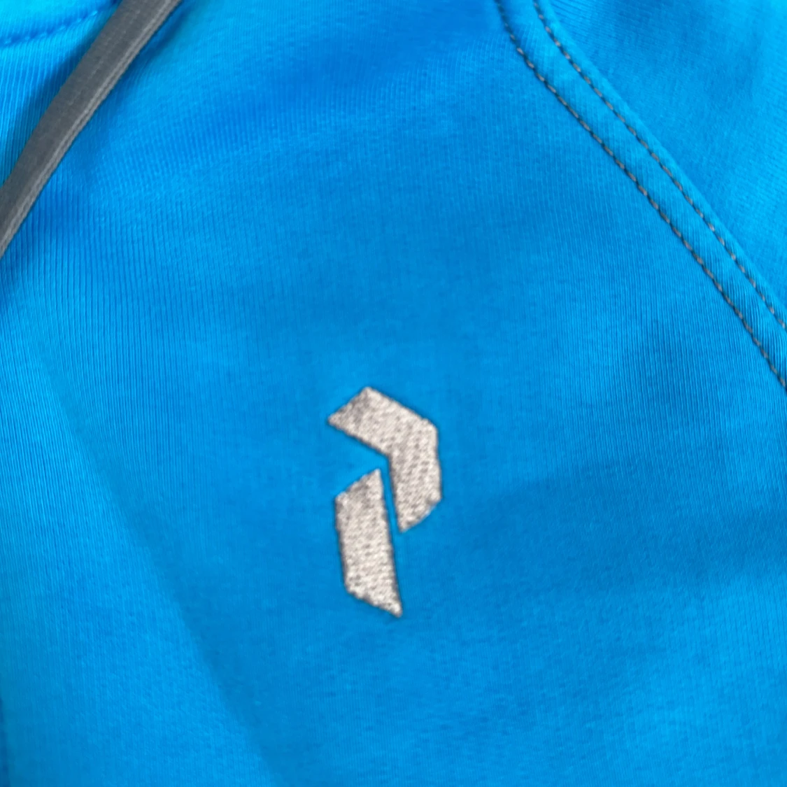 Blå hoodie från Peak Performance - 1