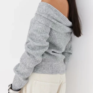 Ljusgrå stickad och ribbad off shoulder tröja från hm  - Aldrig använd och är i så mjukt material! 