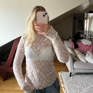 Spets tröja - Fin spetströja som använts ett fåtal gånger! Har klippt bort lappen men skulle chansa på att det är storlek S/XS! 