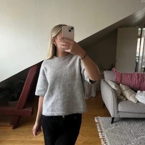 Grå stickad tröja med kort ärm - Mysig grå stickad tröja med korta ärmar, endast använd ett fåtal gånger! 