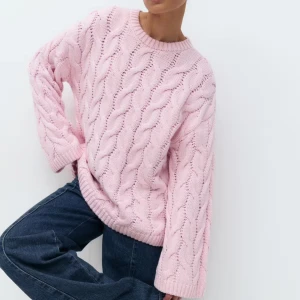 Stickad tröja  - Kabelstickad tröja från Gina Tricot! Aldrig använd. Nypris är 400:- och den är slutsåld🤍