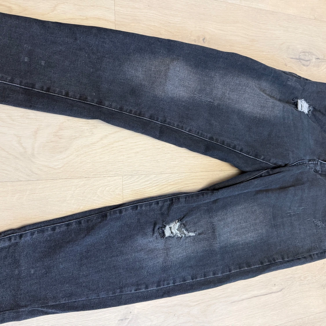 Svarta skinny jeans med slitningar