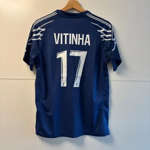PSG 24/25 Vitinha fotbollströja  - PSG fotbollströja med Vitinha på ryggen. Strl S