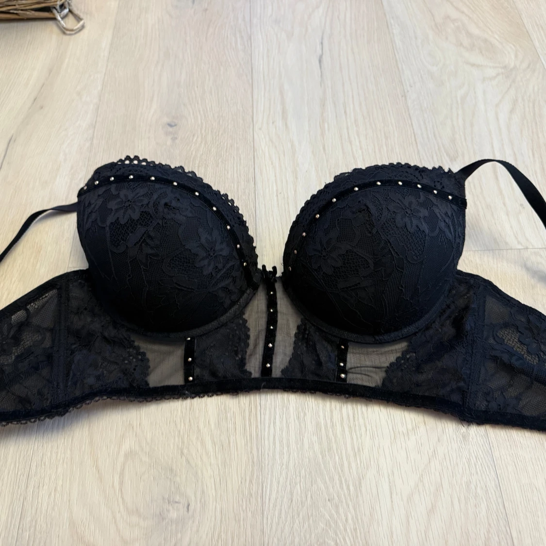 Svart spetskorsett från Censored