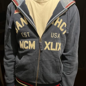 GANT Zip Mörkblå - Mörkblå GANT zip-hoodie. Använd ett fåtal gånger, mycket bra skick 8/10 |  Modell är 183cm lång och väger ca 65 kg | Nypris 949kr | mitt pris 279kr | Storlek S                  