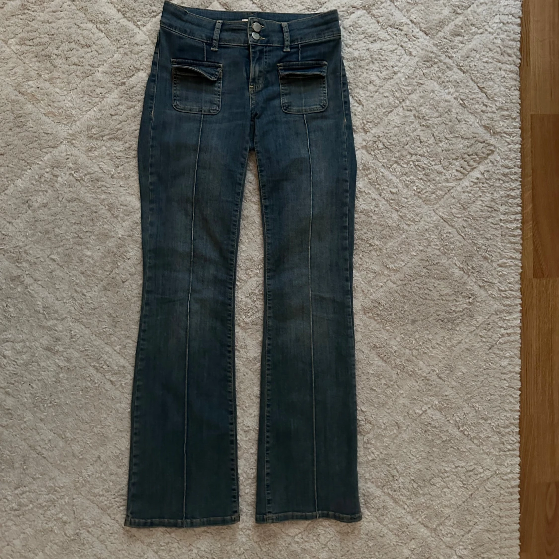 Blå bootcut jeans från Nelly