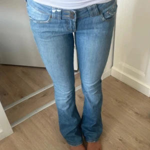 Lågmidjade jeans - Säljer ett par as snygga jeans❣️pris kan diskuteras, förra säljaren skrev att midjemåttet var ca 71cm