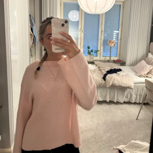 Ljusrosa stickad tröja från 157 - Ljusrosa stickad tröja från lager 157.