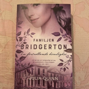 Familjen Bridgerton: En förtrollande hemlighet - Upptäck romantik och hemligheter i 1800-talets England med tredje delen om familjen Bridgerton. Perfekt för dig som älskar spänning, baler och mystik – och vill läsa boken bakom den populära Netflix-serien!