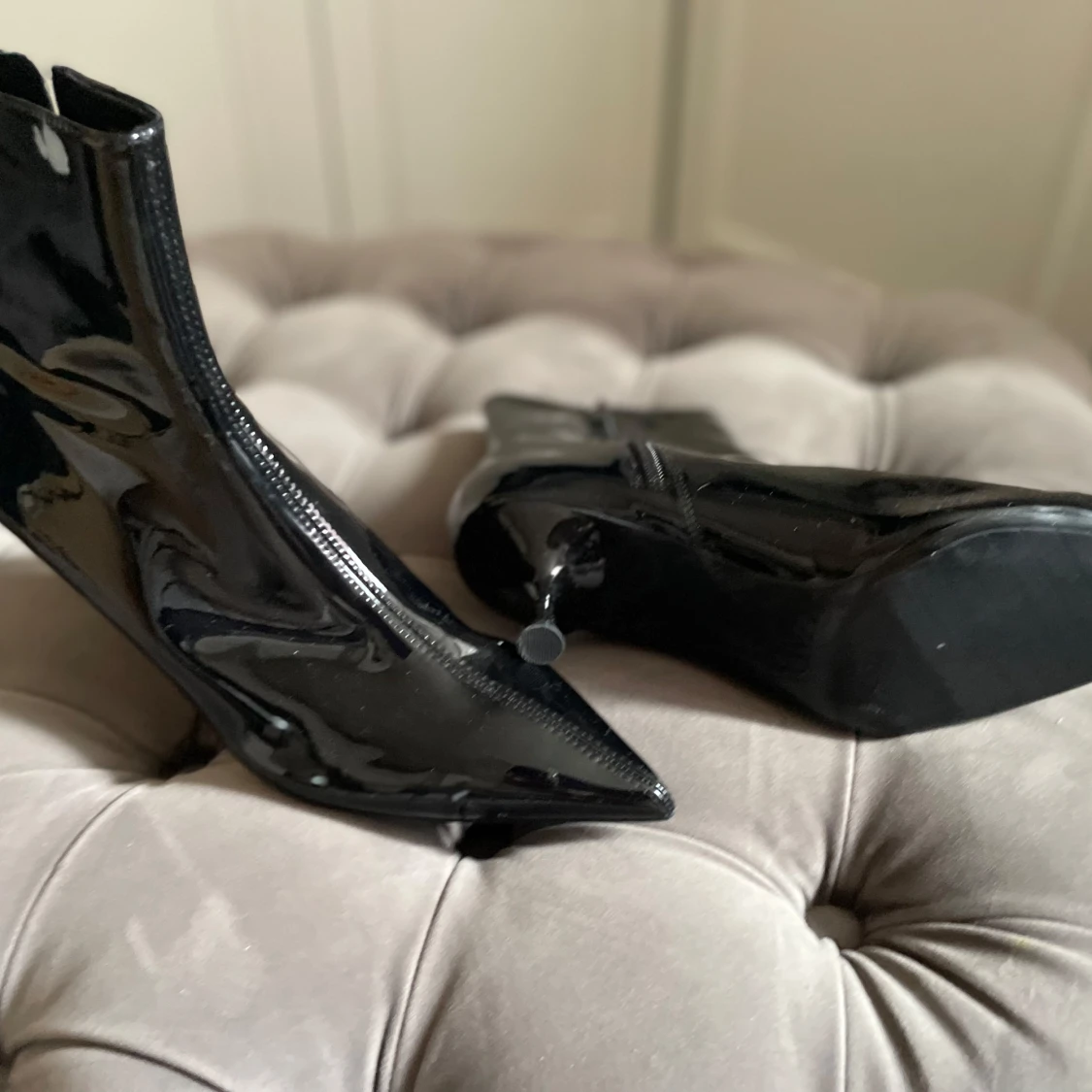Helt nya, svarta lackade stövletter från Zara - 3