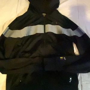 Gio goi kofta svart   - Riktigt skön kofta gylfen är ba lite sunder men fungerar helt bra skick har haft den i 1 år och ser jäkligt bra ut för vara så gammal priset kan diskuteras 