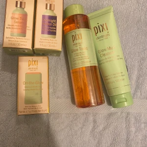 Hudvårdsprodukter från Pixi - Samling av Pixi hudvårdsprodukter inklusive Glow Tonic, Glow Tonic Serum, Glow Mud Cleanser, Overnight Retinol Oil och On-the-Glow. Produkterna innehåller ingredienser som glykolsyra, aloe vera och retinol för att ge huden lyster och återfuktning. 500kr för alla 