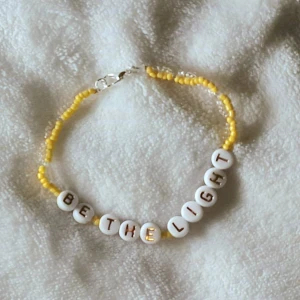 Bär din egen styrka: Be the light! - Detta handgjorda armband är mer än bara en accessoar; det är en påminnelse om att bära ditt inre ljus med dig. De små, gula pärlorna representerar solens strålar och de vita bokstavspärlorna formar orden "BE THE LIGHT" – en uppmaning att sprida positivitet och hopp. Bär det som en daglig påminnelse om din egen styrka och förmåga att lysa.                      Anpassar storlek och färger efter dina önskemål! Samfraktar!                                    
