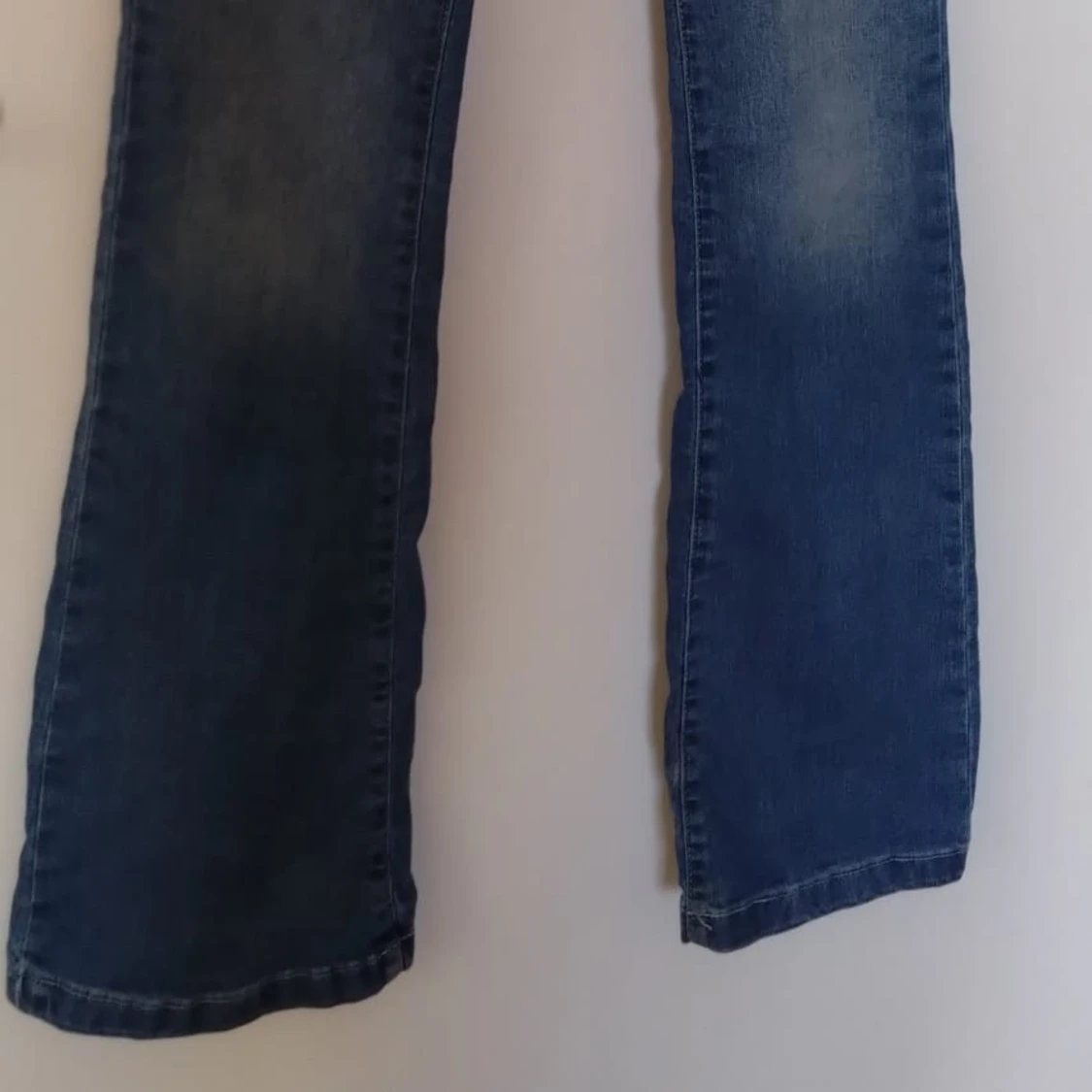 Blå jeans med broderade bakfickor - 2