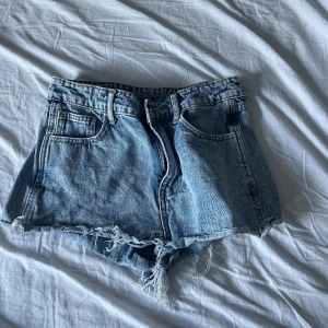 Blå jeansshorts med fransar - Snygga blå jeansshorts  med fransiga kanter och klassisk femficksdesign. De har en knapp och dragkedja framtill. Passar inte mig längre💙