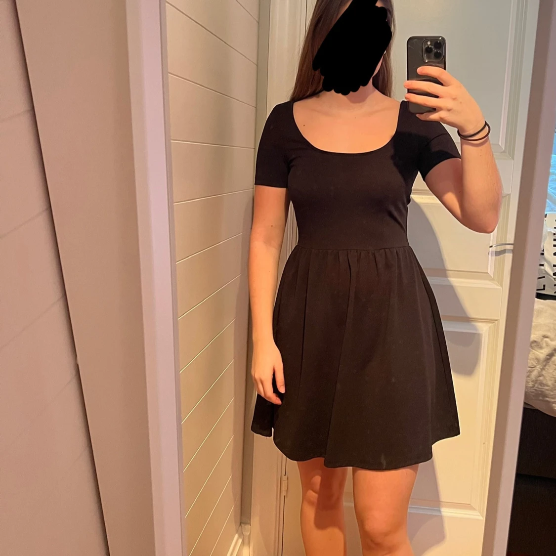 Svart kortklänning med kortärmad design