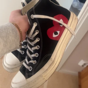 CDG CONVERSE Comme des garcon sneakers  - commes des garcon skor i storlek 42,5 köpta på nätet. nypris är runt 1 o 5 o är riktigt snygga o perfekta för vilken årstid som helst.