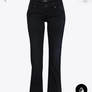 Svarta ltb jeans - Snygga svarta bootcut jeans med en klassisk design. De har en hög midja och en smickrande passform som vidgar sig vid anklarna. Perfekta för en stilren look. Storlek 24/34