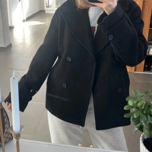 Svart kort kappa - Inte använd mycket, storlek L men passar mig som har M (172 lång)