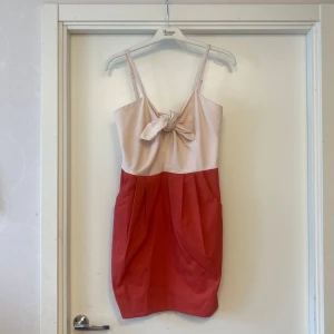 🍒Vintage cocktailklänning med rosett🍒 - 🍒DREAMY DRESS🍒Söt kort tvåfärgad aprikos och orange klänning med rosett som detalj. Den har reglerbara axelband och fickor och kommer i ett kraftigt lite stretchigt tyg. Perfekt för fest!🍒