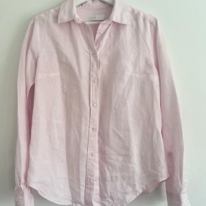 Ljusrosa linneskjorta - Ljusrosa skjorta i 100% linne. Väldigt fint skick då den aldrig är använd ✨