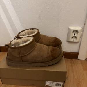 Säljer ett par bruna UGG boots med tjockt mjukt foder inuti. De är perfekta för kalla dagar. Man kan se att de är använda framme vid tån men det går också att få bort om man verkligen vill få bort det (se bild). Annars är de i bra kvalitet!