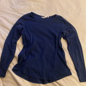 Mörkblå långärmad tröja - Säljer en stilren mörkblå långärmad tröja. Jättefin och bekväma passform. Enkelt att matcha med olika outfits.
