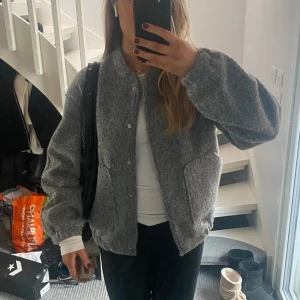 Grå vårjacka  - Som ny, storlek S har använt max 10 gånger. Jättefin jacka perfekt tjock nu för våren💕Köpt för 650kr på veromoda