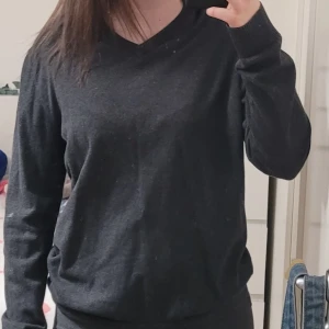 Mörkgrå tröja med v-ringning - Herrmodell men passar unisex