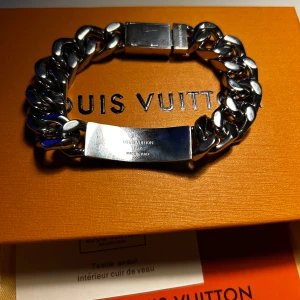 Exklusivt Louis Vuitton-armband i nyskick! ✨ - Säljer detta stilrena och eleganta armband från Louis Vuitton, då det tyvärr är för stort för mig. Aldrig använt, i perfekt skick, och levereras i sin originalförpackning.  Det är en klassisk och tidlös accessoar i högkvalitativt stål med en snygg silverfinish – perfekt för dig som vill addera en lyxig touch till din stil.  Fler bilder kan skickas vid intresse! Pris kan diskuteras vid snabb affär.