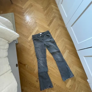 gråa  gina tricot jeans I bootcut  - säljer mina jeans från gina tricot i bootcut, strl 152 i super fint skick. gjort 2 super snygga hål själv! köpte dem för ungefär 2 och ett halvt år sen och har inte kommit till så mycket användning. säljer dem för 130kr, hör av er!💛💛