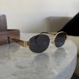 Solglasögon  - Säljer dessa populära solglasögon då jag har två stycken! Supersnygga och aldrig använda!!