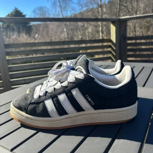 Svarta Adidas Campus sneakers - Super snygga svarta adidas Campus 🩷🩷🩷🩷🩷🩷defekter syns i bilden