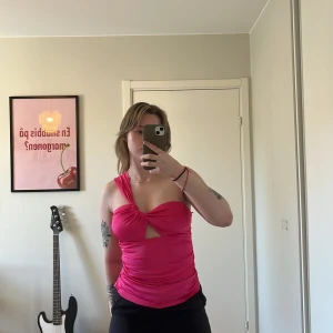 Rosa ärmlös topp från BikBok - Säljer en snygg rosa ärmlös topp från BikBok. Toppen har en lite tightare  passform och är perfekt för sommaren. Är använd en gång.