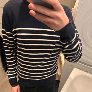 Mörkblå randig tröja uniqlo - Säljer en stilren mörkblå tröja med vita ränder. Tröjan är från uniqlo i storlek s och är i väldigt bra skick