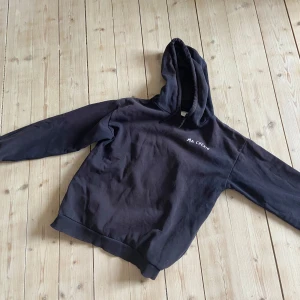 Marinblå ma chérie hoodie från gina  - Säljer en super söt och trendig marinblå ma chérie hoodie från gina!! Storleken är 158/164 men passar också 170 eller mindre! Innan fanns det silvriga metall saker på sönerna men som tyvär åkt av. Var inte rädd att höra av dig vid instresse eller funderingar!! Köpt för 250kr
