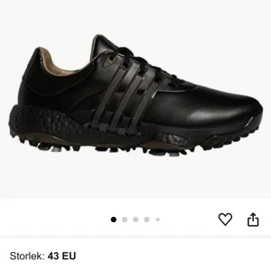 Golf skor från Adidas  - Säljer ett par super fina, helt nya och oanvända golf skor från Adidas! Boost-sula, spikes, foder av läder. Storlek 43 och 1/3. Säljer pga för liten storlek. Nypris 2143 kr!⛳️🏌️‍♂️