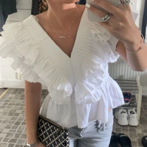 Volang blus - Säljer min populära volang blus från Zara! Kom med prisförslag! Storlek XS och är i jättefint skick ❤️