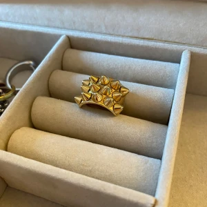 Guldfärgad ring med nitar - Snygg guldfärgad ring dekorerad med flera spetsiga nitar