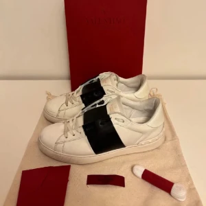 Valentino opens - Valentino opens! Skick 8,5-10! 1799! Kan tvättas lite och bli ännu snyggare! Pris kan diskuteras vid snabb affär! Går att köpas i bulk billigare! Endast skorna ingår! 