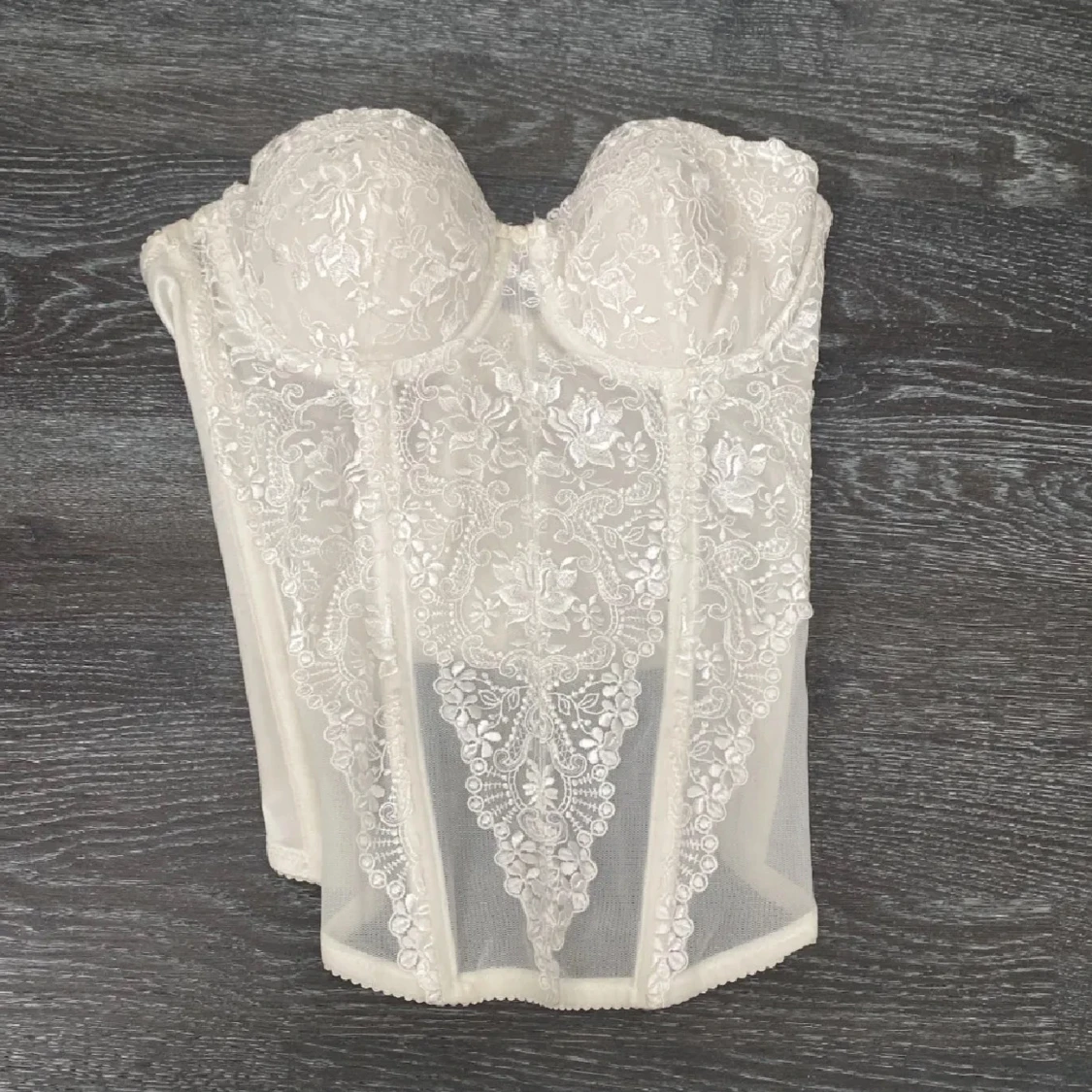 Vit spetskorsett från Salute
