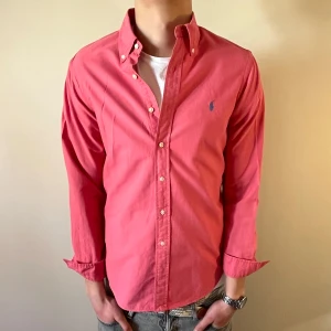 Rosa Ralph Lauren skjorta - Nu säljer vi ännu en fet polo skjorta som passar till alla tillställningar! Du ska kunna uttrycka stil utan att det kostar för mycket!🕺🍾💼🤩  Storlek👔: S Nypris💰: ca 1499 kr 
