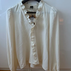 Vit blus från Vero Moda - Aldrig använd💕 skriv för mer bilder