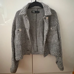 Tunn jacka från Zara - Super fin jacka/kofta från Zara, inte använd mycket💕skriv för mer bilder